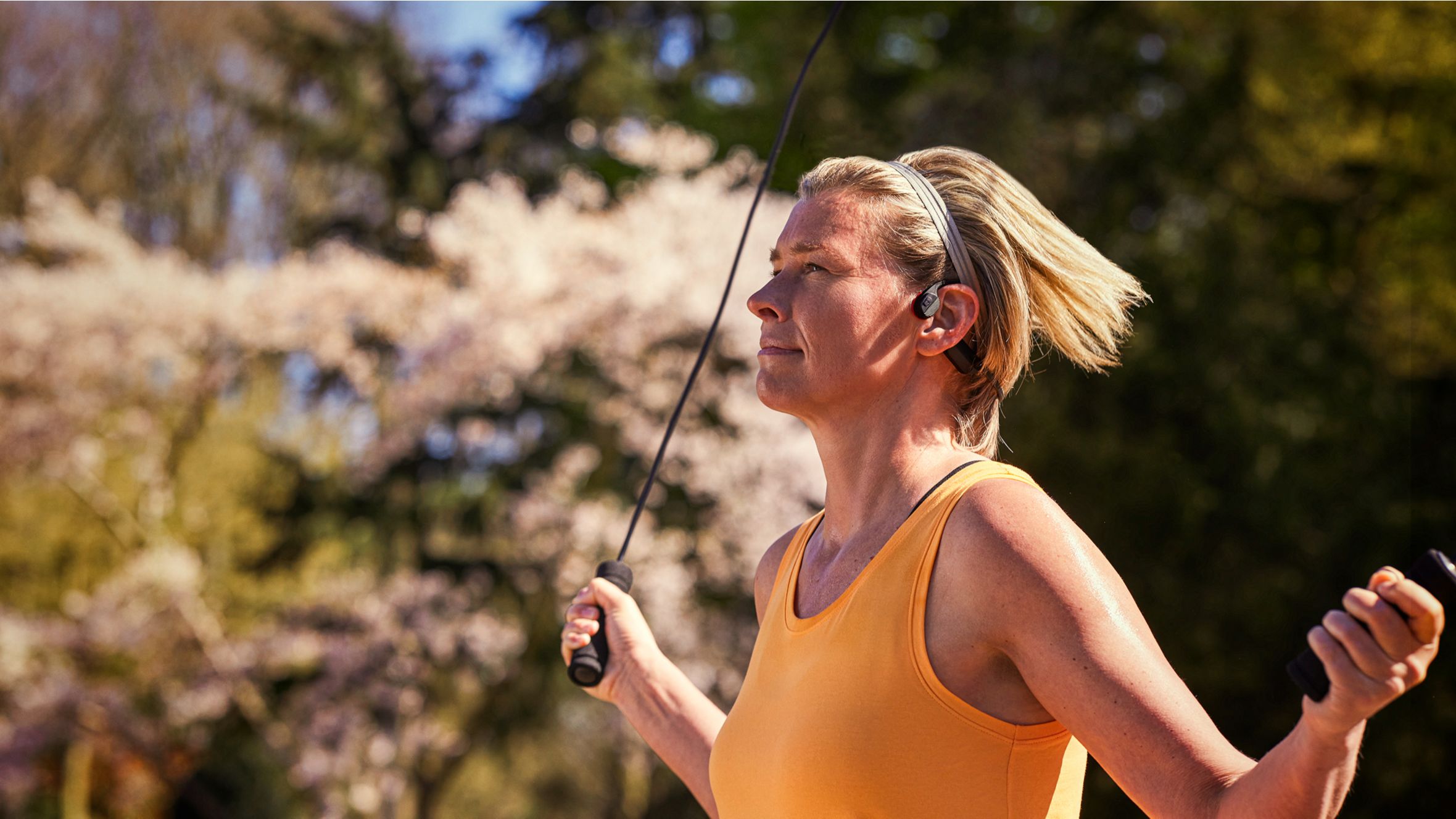 Csontvezető fejhallgat&oacute;t haszn&aacute;l&oacute; sportol&oacute;
