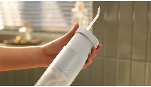 Składany zbiornik o pojemności 200 ml ułatwia przechowywanie i przewożenie urządzenia.