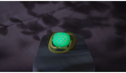 Świeci w ciemności przez długi czas po zgaszeniu światła