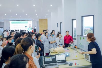 Các học viên ngành y tế thực hành hồi sức tim phổi trong buổi đào tạo