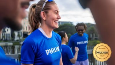 Funcionários da Philips participando de evento de corrida promovendo a igualdade de gênero e a inclusão