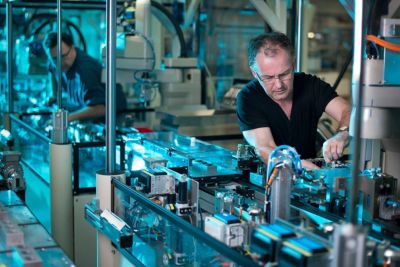 Ingeniero ensamblando equipos médicos en la planta de fabricación de Philips.