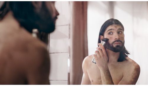 Il rasoio di precisione perfeziona i contorni di guance, mento e collo