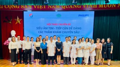 Bác sĩ Lê Văn Sỹ chụp ảnh lưu niệm cùng các học viên tại hội thảo siêu âm tim