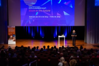 Ymke de Jong van Philips spreekt over AI in de zorg tijdens NVFG ClinOpsdag 2023
