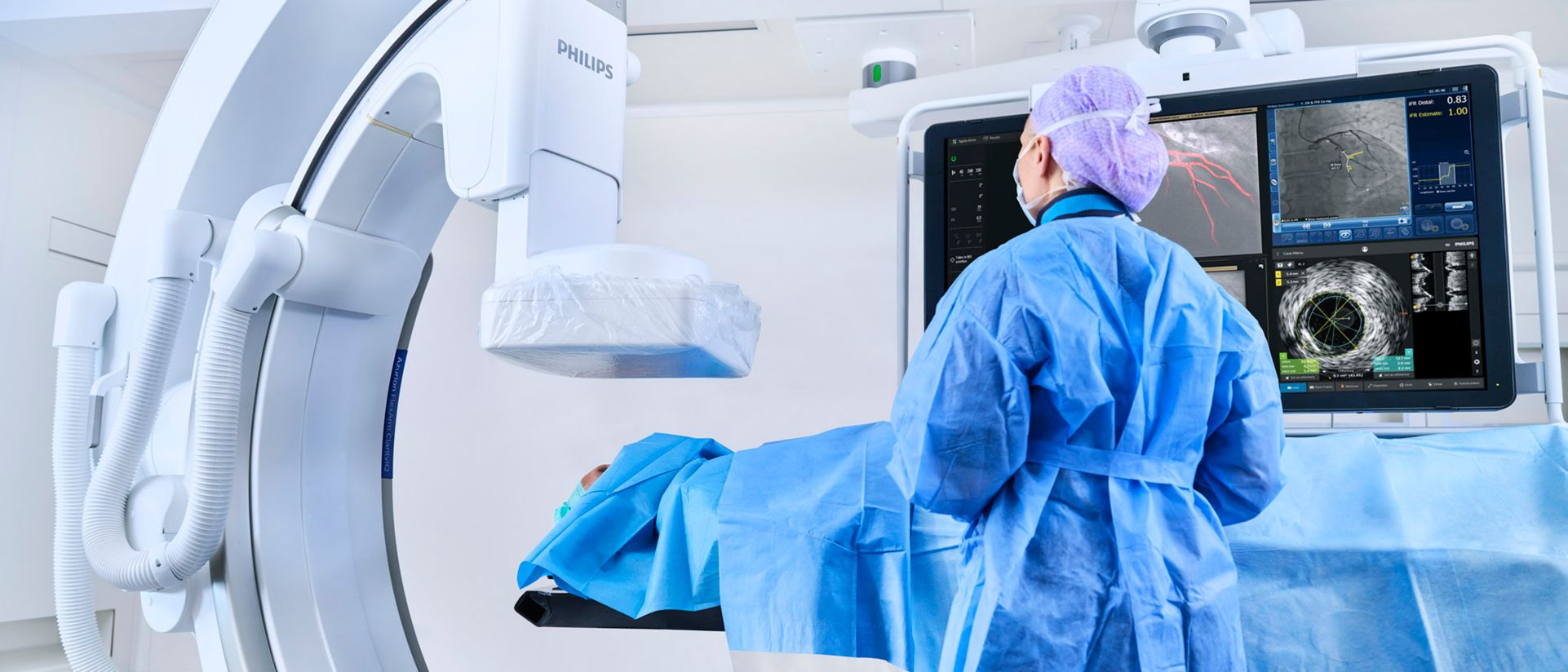 Médecin en salle de cathétérisme