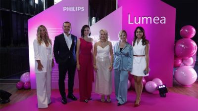 Guests posing at Philips Lumea Kendi Isigini Yansit event