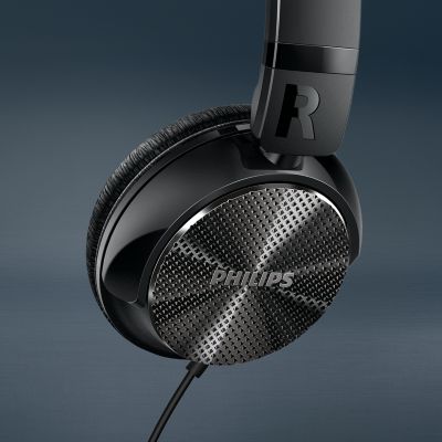 Closed-back design blocks out noise for noise isolation