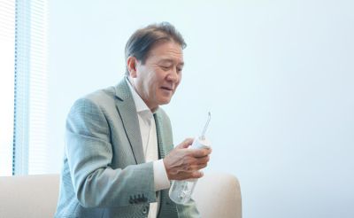 フィリップス ソニッケアー パワーフロッサーを手にした瀬古俊彦