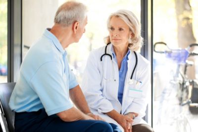 Arzt spricht während der Konsultation mit dem Patienten