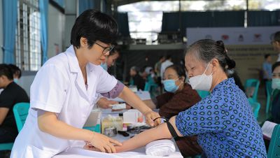 Bệnh nhân đang được lấy mẫu máu để xét nghiệm mỡ máu