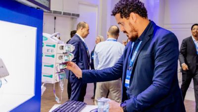 Participante interagindo com demonstração de tecnologia em saúde no Philips ConnectDay