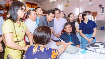 Bác sĩ thực hiện kỹ thuật siêu âm cơ xương khớp trên bệnh nhân