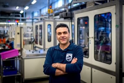 De arbeider van Philips in fabriek