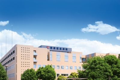 晴天の下、榊原記念病院の外観