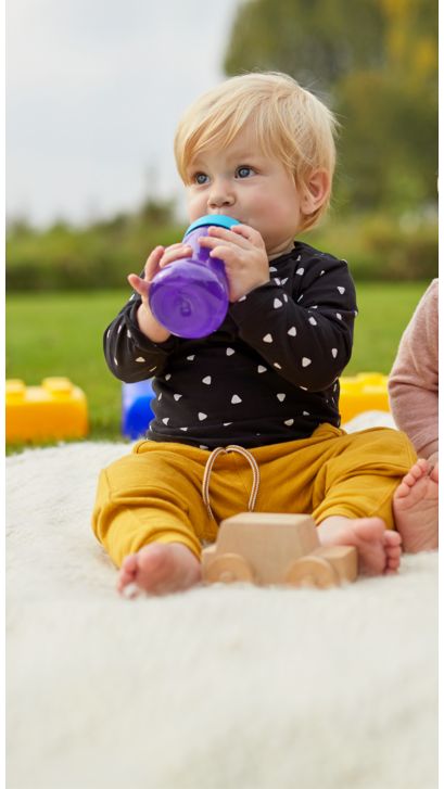 Two babies with the sippy cups