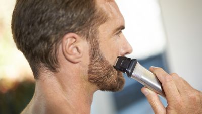 La afeitadora de precisión perfecciona los bordes de tus mejillas, mentón y cuello