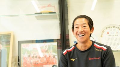 スポーツオフィスでのオーラルケア面接で笑顔を浮かべるアスリート