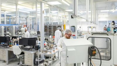 Kontrollierte Demontage von Röntgenröhren in sauberer Umgebung