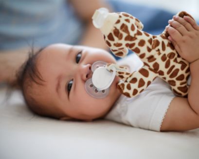 Baby lacht tijdens het knuffelen