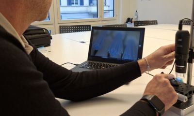 Entwickler überprüft die Echtheit eines Philips Sonicare Bürstenkopfs mit einem Digitalmikroskop