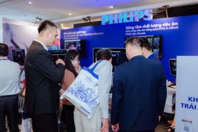 Các đại biểu trải nghiệm các tính năng nâng cao tại gian hàng Philips