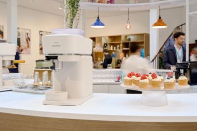Baristina-Espressomaschine mit Gebäck auf der Theke