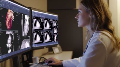 Un radiólogo revisando imágenes médicas multimodalidad en un visor de diagnóstico basado en web