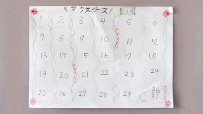 壁に手描きのマウスピースカレンダー