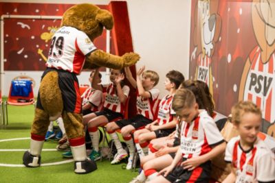 Kinderen van Philips-medewerkers met spelers van PSV het veld op