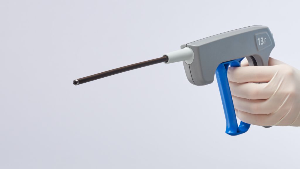 Flexible shaft, bidirectional mechanism and shielded dilating blade provide critical
control and precision during lead extraction