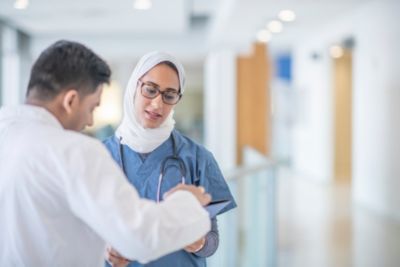 أخصائية رعاية صحية ترتدي الحجاب
