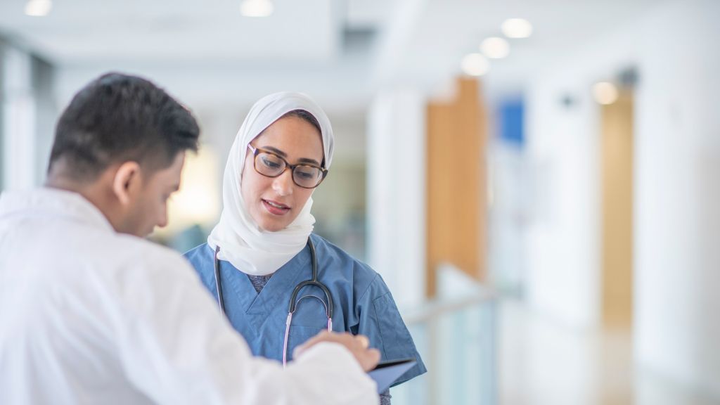 أخصائية رعاية صحية ترتدي الحجاب

