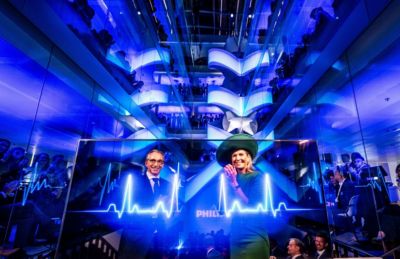 Queen Máxima activating symbolic heartbeat during Philips headquarters opening
