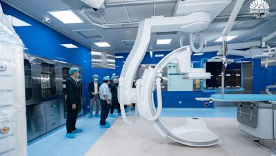 Các vị khách tham quan phòng can thiệp tại Bệnh viện Hồng Ngọc