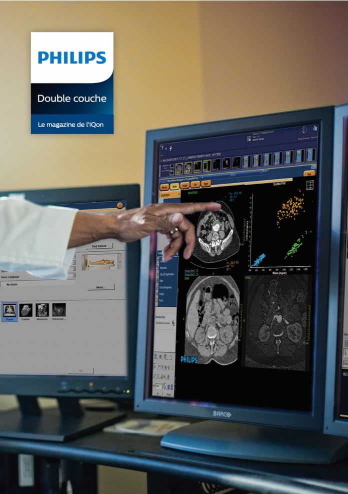 un homme regardant une femme allongée sur un lit