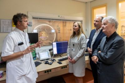 Arts legt medische apparatuur uit