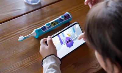 スマートフォンでソニッケアーキッズアプリを使用しているお子様