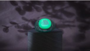 Version phosphorescente pour la nuit, permettant de la retrouver facilement dans l'obscurit&eacute;.