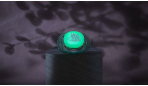 Version phosphorescente pour la nuit, permettant de la retrouver facilement dans l'obscurité.