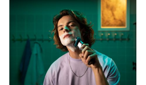 Scegli una comoda rasatura su pelle asciutta o rinfrescante su pelle bagnata