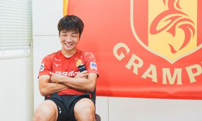 名古屋グランパスの選手2人が一緒に座り、オーラルケアとスキンケアについて話し合う