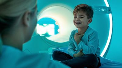 Profesional médico con un paciente infantil en una exploración de resonancia magnética