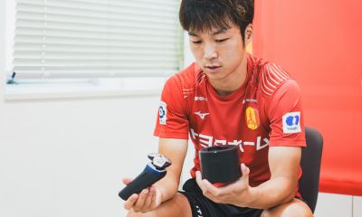 グルーミング器具を持ちながらトレーニングルーチンを説明する名古屋グランパス選手