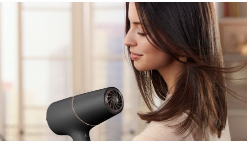 Suszenie szybsze o 20%*** i silny strumień powietrza dzięki mocy 2300 W