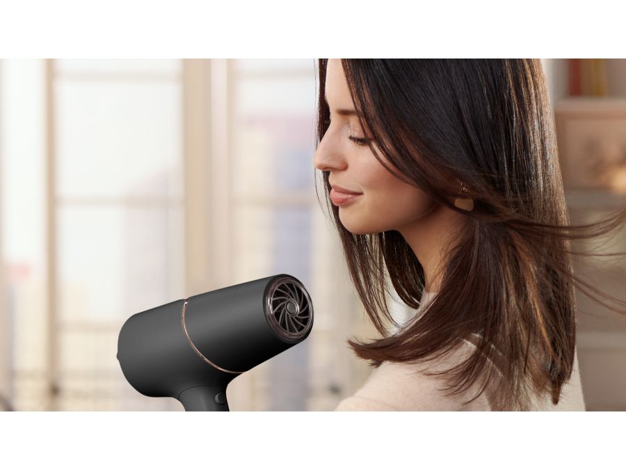 O 20 %*** rýchlejšie sušenie vďaka silnému prúdu vzduchu s výkonom 2300 W