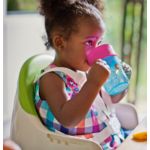 Napomáha dieťaťu naučiť sa piť z pohára