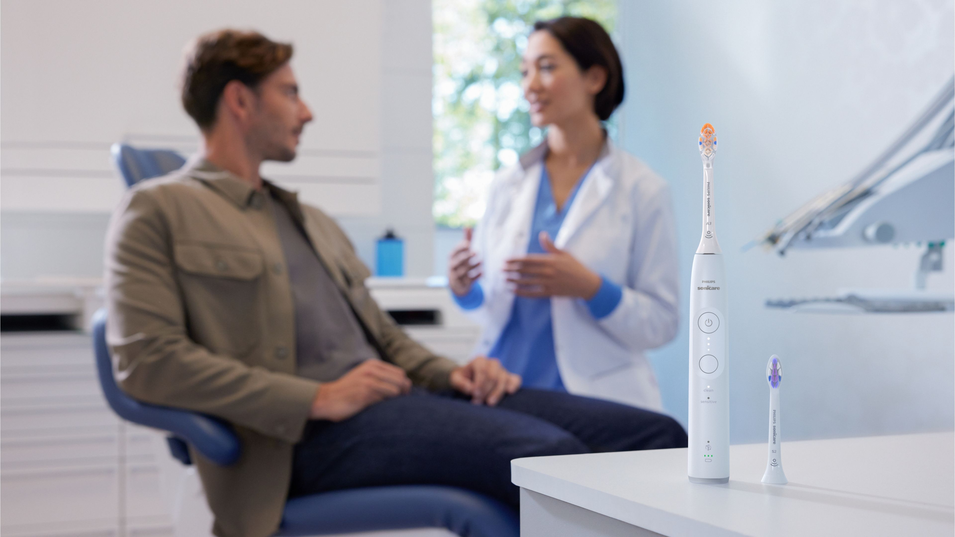Donna che usa uno spazzolino elettrico Philips Sonicare