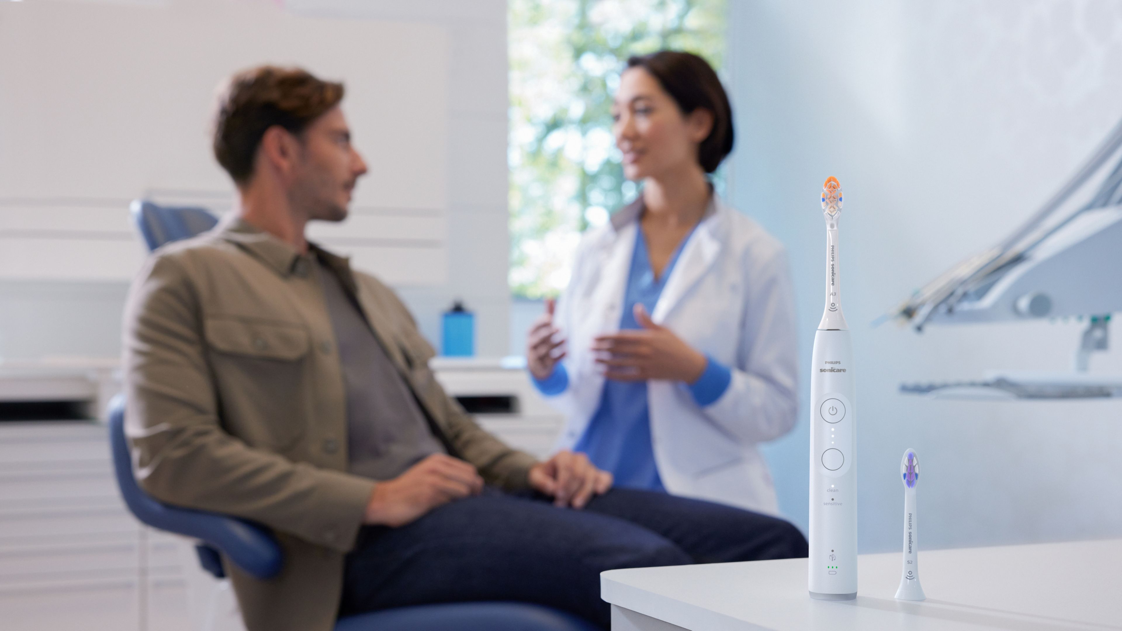 Kvinna som använder en elektrisk Philips Sonicare-tandborste
