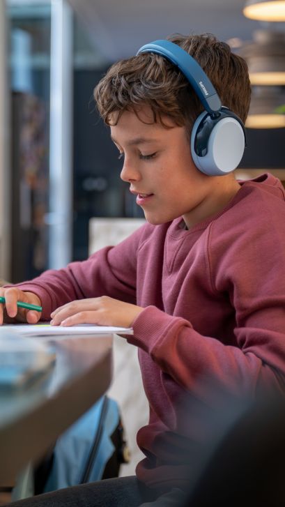 Kids luisteren naar muziek met Philips-kinderkoptelefoons